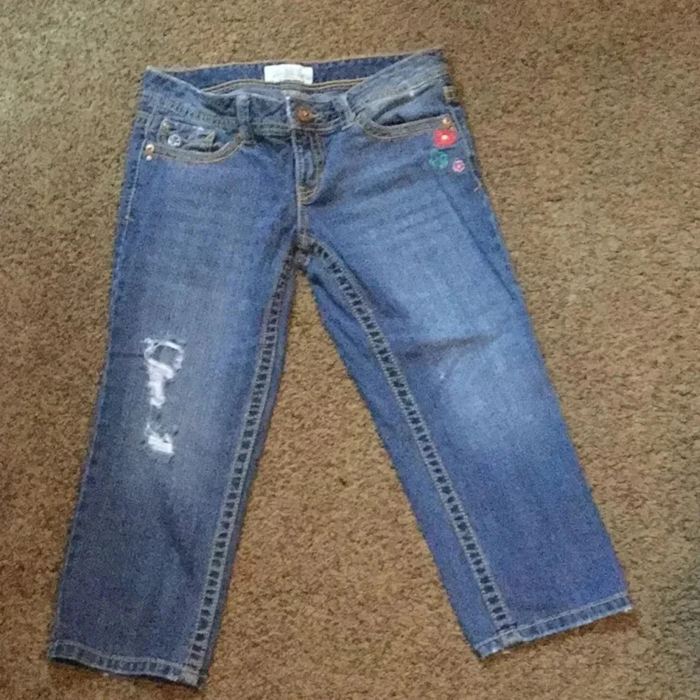 Aeropostale Women's 5/6 Crop jeans floral accents